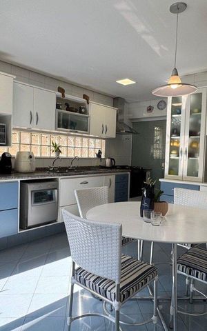 Casa de condomínio à venda com 514m², 4 quartos e 5 vagas Casa de condomínio à venda com 514m², 4 quartos e 5 vagasCozinha