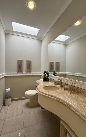 Casa de condomínio à venda com 514m², 4 quartos e 5 vagas Casa de condomínio à venda com 514m², 4 quartos e 5 vagasBanheiro