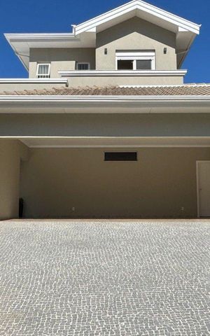 Casa de condomínio à venda com 514m², 4 quartos e 5 vagas Casa de condomínio à venda com 514m², 4 quartos e 5 vagasFachada