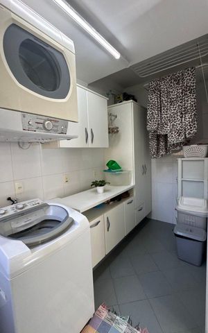 Casa de condomínio à venda com 514m², 4 quartos e 5 vagas Casa de condomínio à venda com 514m², 4 quartos e 5 vagasÁrea de serviço