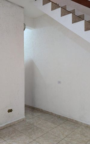 Casa para alugar com 30m², 1 quarto e 1 vaga Casa para alugar com 30m², 1 quarto e 1 vagaSala