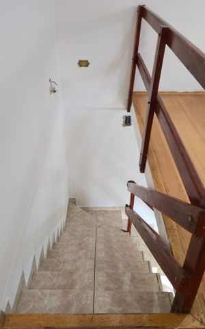 Casa para alugar com 30m², 1 quarto e 1 vaga Casa para alugar com 30m², 1 quarto e 1 vagaEscada