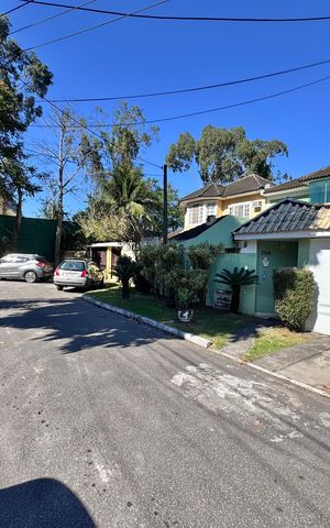 Casa de condomínio à venda com 190m², 3 quartos e 2 vagas Casa de condomínio à venda com 190m², 3 quartos e 2 vagasFachada
