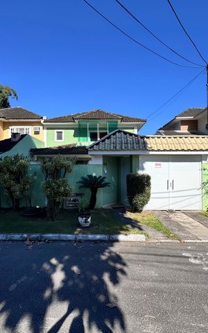 Casa de condomínio à venda com 190m², 3 quartos e 2 vagas Casa de condomínio à venda com 190m², 3 quartos e 2 vagasFachada