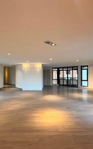 Apartamento à venda com 305m², 4 quartos e 4 vagas Apartamento à venda com 305m², 4 quartos e 4 vagasSala