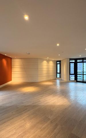 Apartamento à venda com 305m², 4 quartos e 4 vagas Apartamento à venda com 305m², 4 quartos e 4 vagasSala