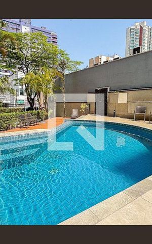 Apartamento à venda com 305m², 4 quartos e 4 vagas Apartamento à venda com 305m², 4 quartos e 4 vagasÁrea comum - Piscina