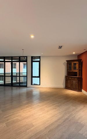 Apartamento à venda com 305m², 4 quartos e 4 vagas Apartamento à venda com 305m², 4 quartos e 4 vagasSala