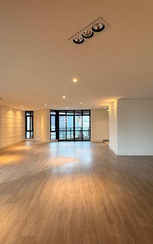 Apartamento à venda com 305m², 4 quartos e 4 vagas Apartamento à venda com 305m², 4 quartos e 4 vagasSala