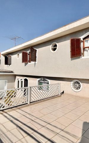 Casa para alugar com 175m², 3 quartos e 3 vagas Casa para alugar com 175m², 3 quartos e 3 vagasVaranda
