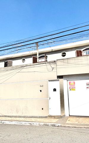 Casa para alugar com 175m², 3 quartos e 3 vagas Casa para alugar com 175m², 3 quartos e 3 vagasFachada