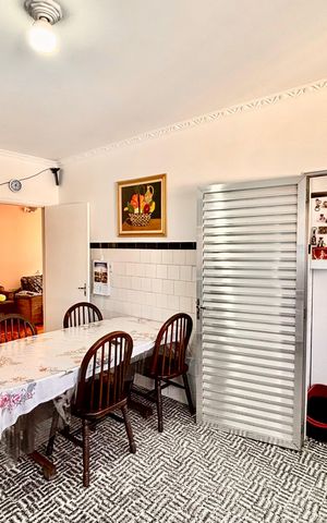Casa à venda com 60m², 4 quartos e 4 vagas Casa à venda com 60m², 4 quartos e 4 vagasCozinha