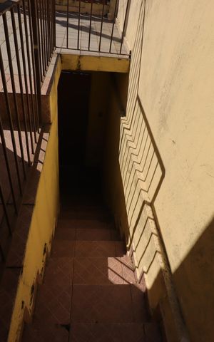 Casa à venda com 160m², 2 quartos e 2 vagasEscada da entrada