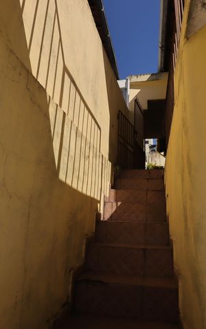 Casa à venda com 160m², 2 quartos e 2 vagasEscada da entrada
