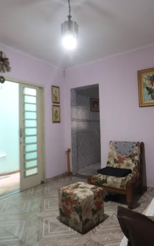 Casa à venda com 240m², 3 quartos e 2 vagasSala