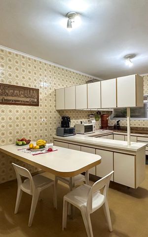 Casa à venda com 165m², 2 quartos e 4 vagas Casa à venda com 165m², 2 quartos e 4 vagasCozinha