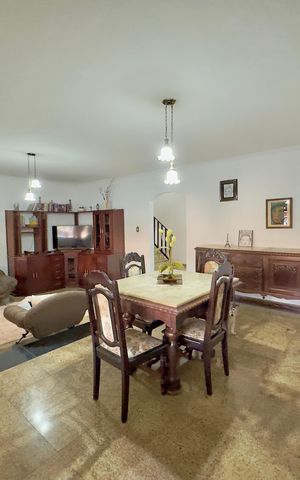 Casa à venda com 250m², 3 quartos e 3 vagas Casa à venda com 250m², 3 quartos e 3 vagasSala