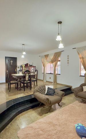 Casa à venda com 250m², 3 quartos e 3 vagas Casa à venda com 250m², 3 quartos e 3 vagasSala
