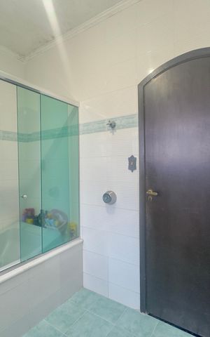 Casa à venda com 250m², 3 quartos e 3 vagas Casa à venda com 250m², 3 quartos e 3 vagasBanheiro 1
