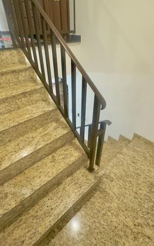 Casa à venda com 250m², 3 quartos e 3 vagas Casa à venda com 250m², 3 quartos e 3 vagasEscada