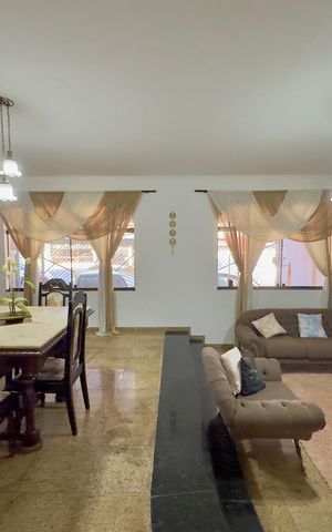 Casa à venda com 250m², 3 quartos e 3 vagas Casa à venda com 250m², 3 quartos e 3 vagasSala