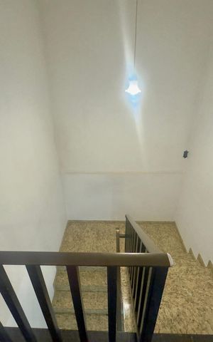 Casa à venda com 250m², 3 quartos e 3 vagas Casa à venda com 250m², 3 quartos e 3 vagasEscada