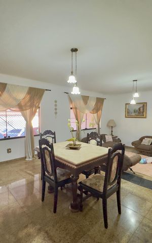 Casa à venda com 250m², 3 quartos e 3 vagas Casa à venda com 250m², 3 quartos e 3 vagasSala