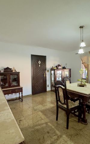 Casa à venda com 250m², 3 quartos e 3 vagas Casa à venda com 250m², 3 quartos e 3 vagasSala