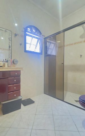 Casa à venda com 250m², 3 quartos e 3 vagas Casa à venda com 250m², 3 quartos e 3 vagasBanheiro 2