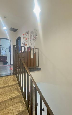 Casa à venda com 250m², 3 quartos e 3 vagas Casa à venda com 250m², 3 quartos e 3 vagasEscada