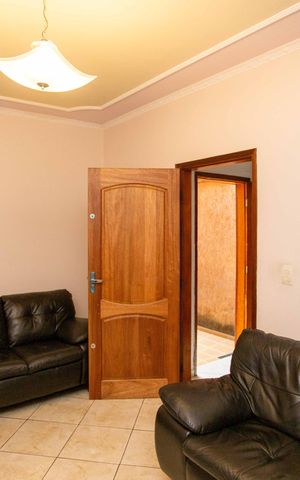 Casa à venda com 150m², 4 quartos e 2 vagasSala