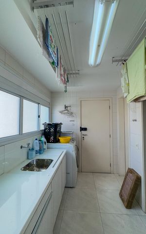Apartamento à venda com 229m², 4 quartos e 4 vagasCozinha e Área de Serviço