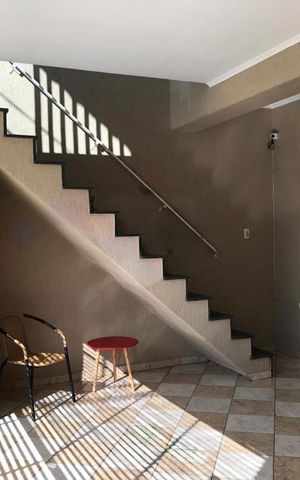 Casa à venda com 240m², 3 quartos e 2 vagas
