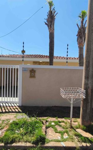 Casa à venda com 250m², 3 quartos e 2 vagas Casa à venda com 250m², 3 quartos e 2 vagasPLACA INSTALADA NA FACHADA