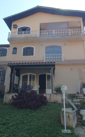 Casa para alugar com 409m², 4 quartos e 5 vagasFundos da casa / fachada