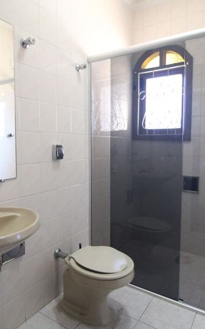 Casa para alugar com 409m², 4 quartos e 5 vagasBanheiro da suítre 2