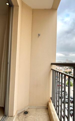 Apartamento à venda com 48m², 2 quartos e 1 vaga Apartamento à venda com 48m², 2 quartos e 1 vagaVaranda da sala