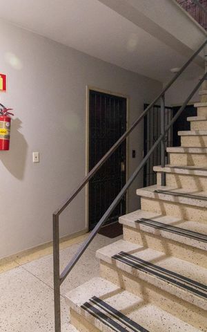 Apartamento à venda com 64m², 2 quartos e 1 vaga Apartamento à venda com 64m², 2 quartos e 1 vagaEscadas