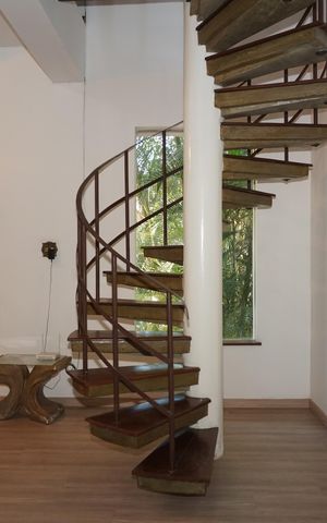 Casa para alugar com 1478m², 5 quartos e 4 vagasEscada