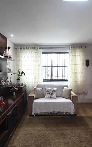 Casa à venda com 230m², 4 quartos e 2 vagas Casa à venda com 230m², 4 quartos e 2 vagasSala