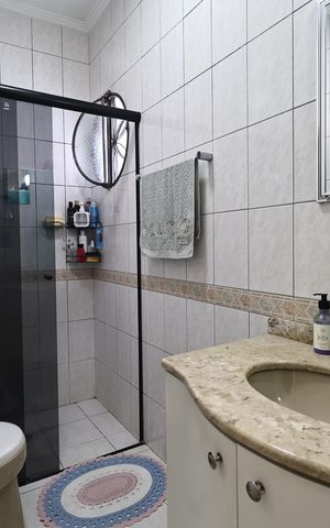 Casa à venda com 230m², 4 quartos e 2 vagas Casa à venda com 230m², 4 quartos e 2 vagasBanheiro da suíte