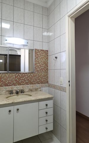 Casa à venda com 230m², 4 quartos e 2 vagas Casa à venda com 230m², 4 quartos e 2 vagasBanheiro