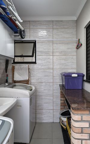 Casa à venda com 230m², 4 quartos e 2 vagas Casa à venda com 230m², 4 quartos e 2 vagasLavanderia