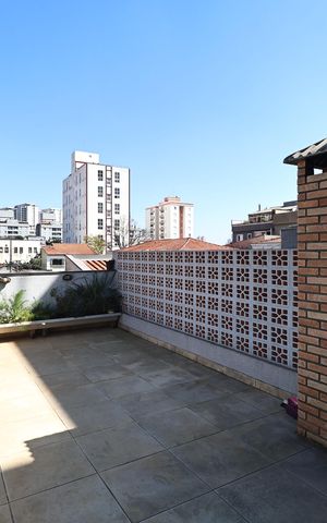 Casa à venda com 230m², 4 quartos e 2 vagas Casa à venda com 230m², 4 quartos e 2 vagasVaranda