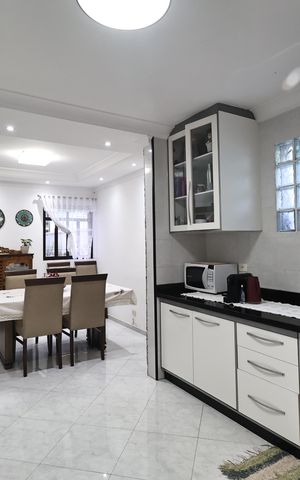 Casa à venda com 230m², 4 quartos e 2 vagas Casa à venda com 230m², 4 quartos e 2 vagasCozinha
