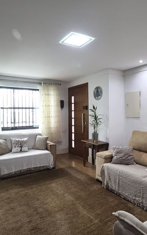 Casa à venda com 230m², 4 quartos e 2 vagas Casa à venda com 230m², 4 quartos e 2 vagasSala