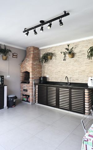 Casa à venda com 230m², 4 quartos e 2 vagas Casa à venda com 230m², 4 quartos e 2 vagasÁrea gourmet