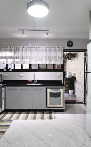 Casa à venda com 230m², 4 quartos e 2 vagas Casa à venda com 230m², 4 quartos e 2 vagasCozinha
