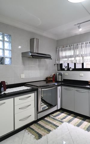 Casa à venda com 230m², 4 quartos e 2 vagas Casa à venda com 230m², 4 quartos e 2 vagasCozinha