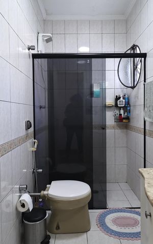 Casa à venda com 230m², 4 quartos e 2 vagas Casa à venda com 230m², 4 quartos e 2 vagasBanheiro da suíte